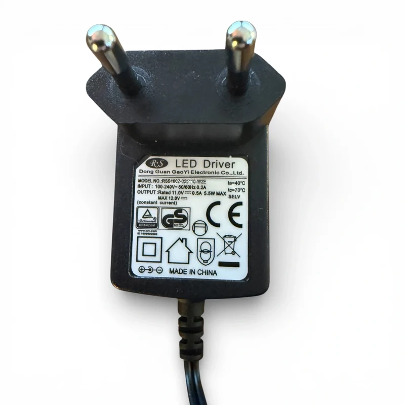 DONG GUAN RSS1002-050100-W2E Steckernetzteil 11V DC 0,5A Schwarz – LED Trafo 5,5W mit Fußschalter 5,5x2,5mm