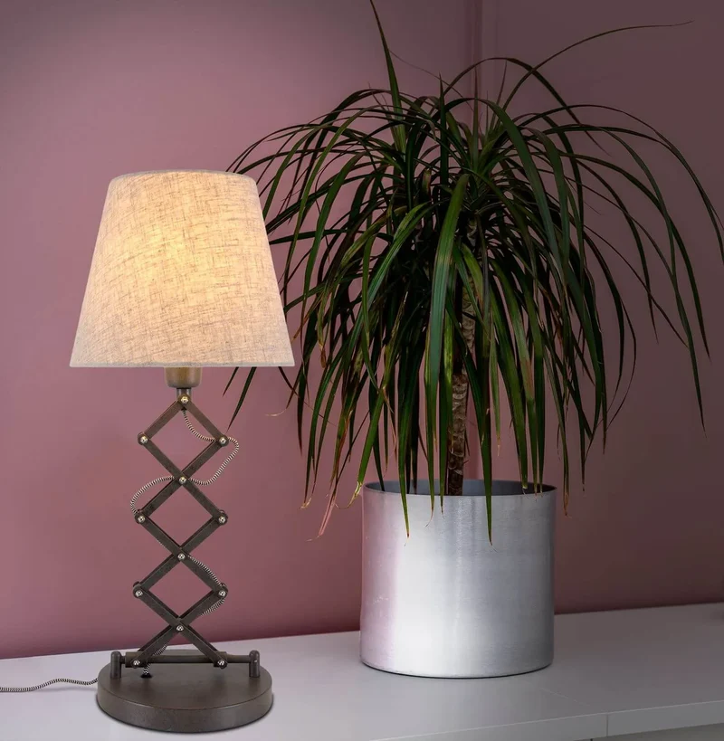 Näve Adrienne Tischlampe mit Scherenarm – höhenverstellbar, beiger Leinenschirm, E27