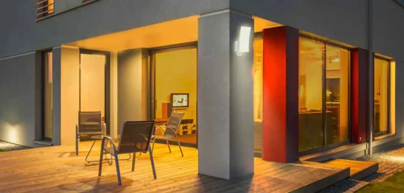 LED Fluter mit Bewegungssensor im Hochformat für Außen weiß 2600 Lm IP44 | Briloner