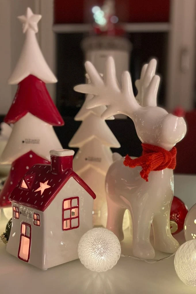 Deko Rentier Rudolph stehend mit roter Nase+Schal