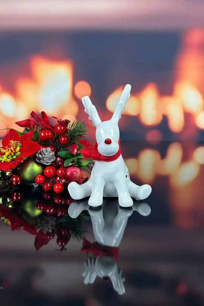 Deko Rentier Rudolph sitzend mit roter Nase+Schal