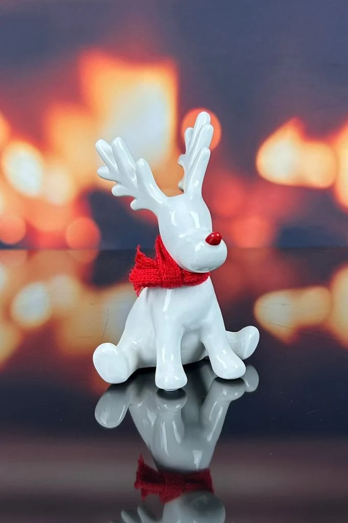 Deko Rentier Rudolph sitzend mit roter Nase+Schal