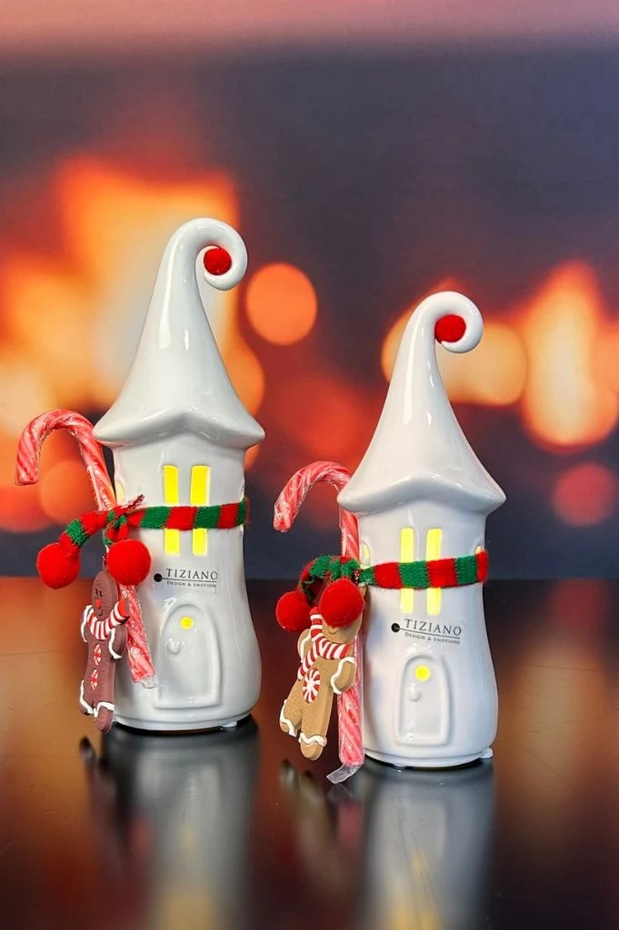 Haus Malva LED mit Lebkuchendekoration und Zuckerstange