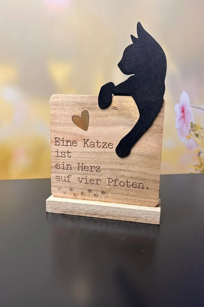 Deko Holzobjekt mit Metallkatze+Schrift