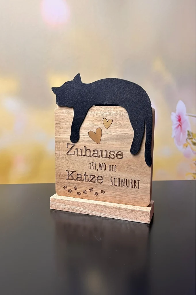 Deko Holzobjekt mit Metallkatze+Schrift