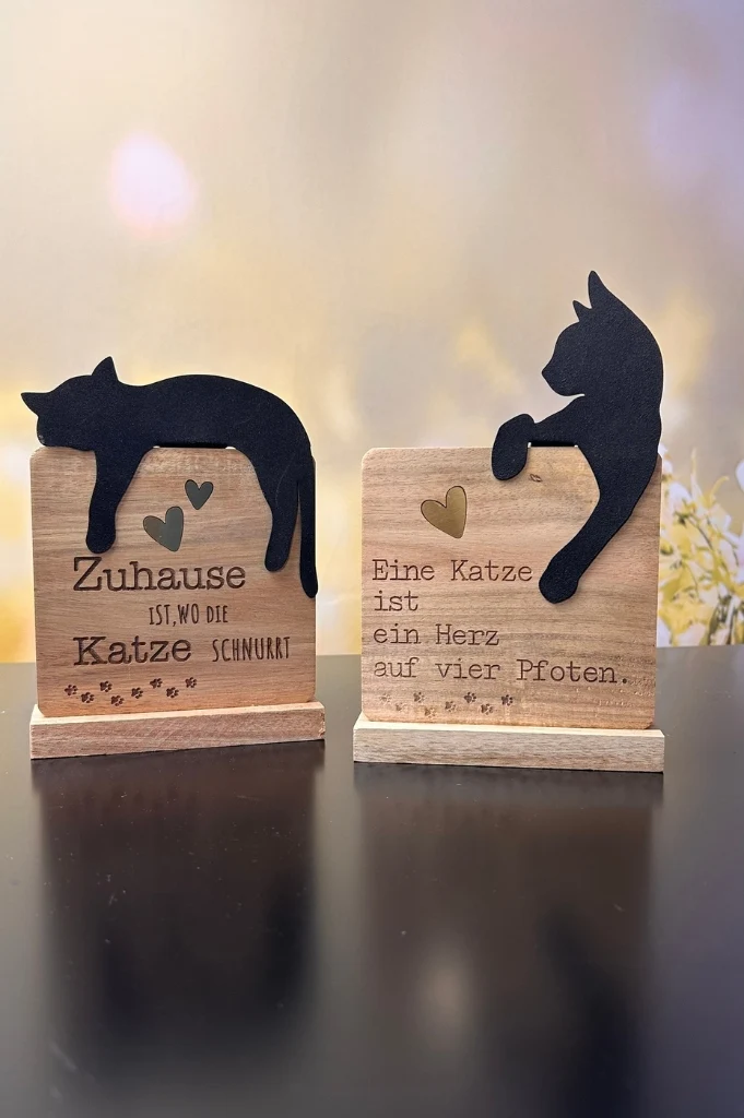 Deko Holzobjekt mit Metallkatze+Schrift