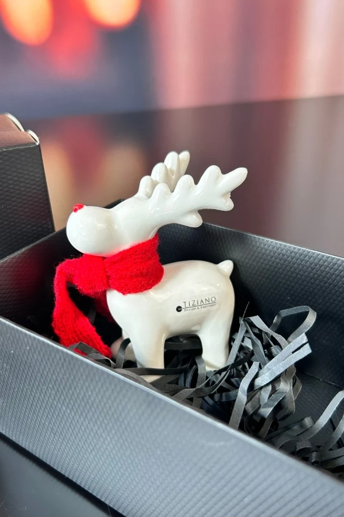 Deko Rentier Rudolph stehend dekoriert in Geschenkkarton