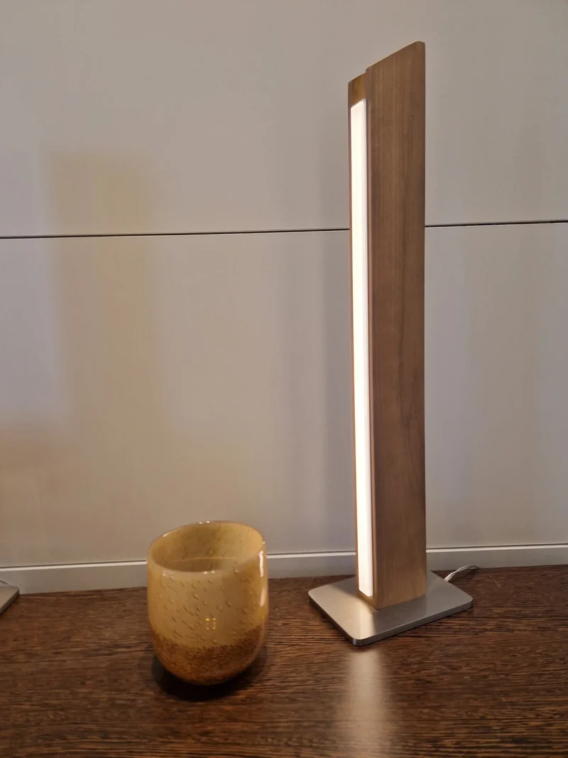 Brilliant Unique LED-Tischlampe – Holz dunkel, 12 W, 805 lm, stufenlos dimmbar
