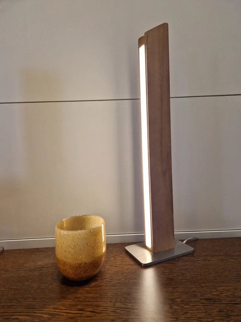 Brilliant Unique LED-Tischlampe – Holz dunkel, 12 W, 805 lm, stufenlos dimmbar