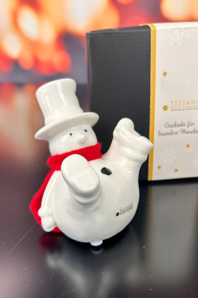 Deko Schneemann Carlo mit Schneeball in Geschenkbox