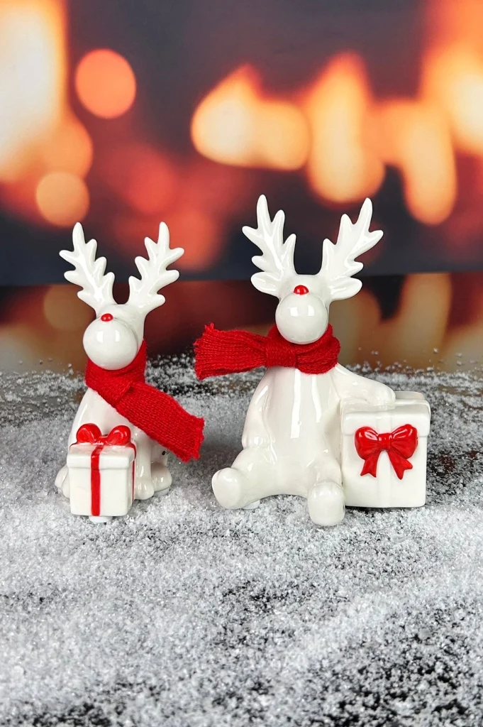 Deko Rentier Rudolph mit Geschenk rot im Geschenkkarton