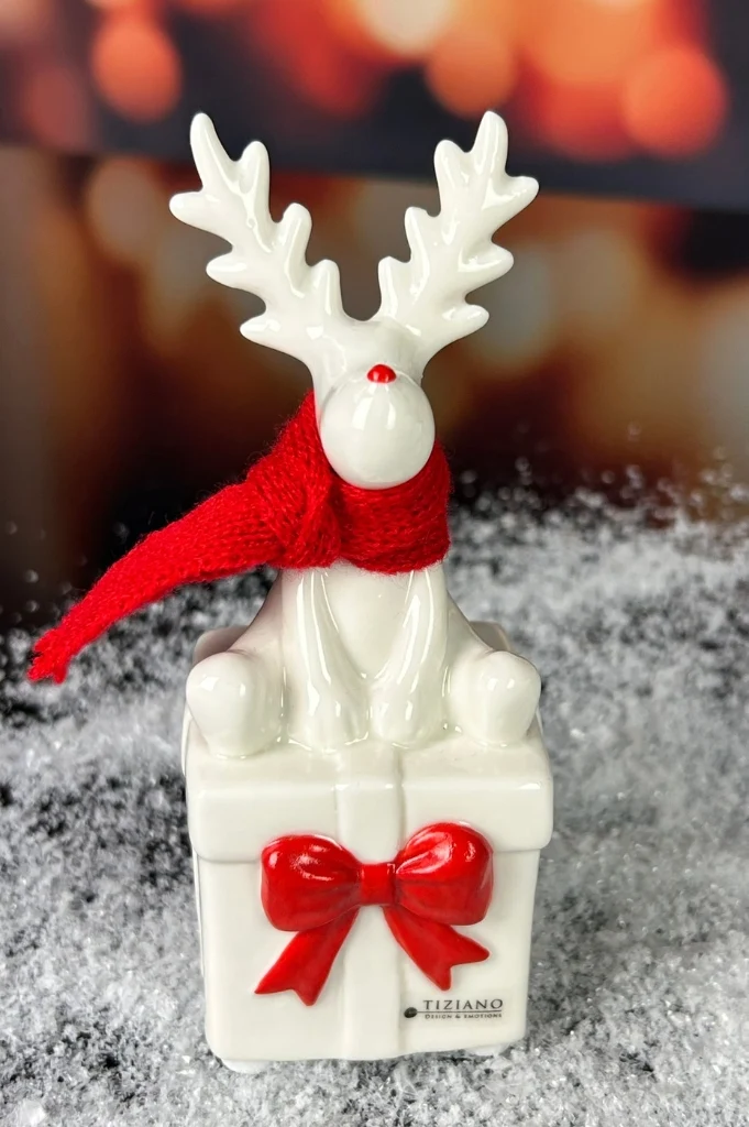 Deko Rentier Rudolph mit Geschenk rot im Geschenkkarton