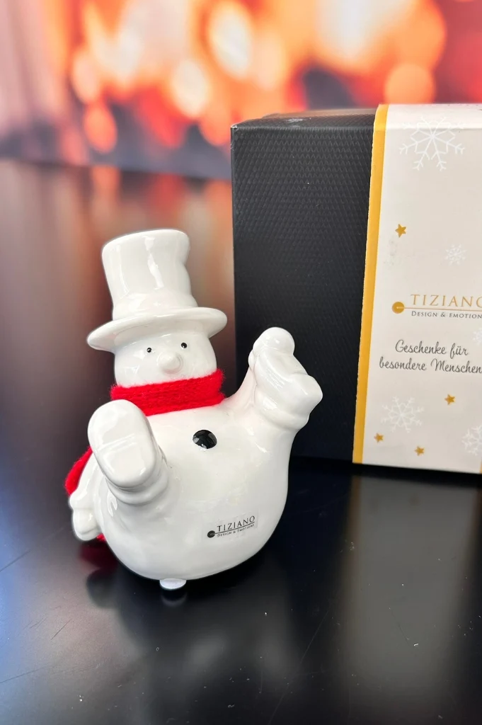 Deko Schneemann Carlo mit Schneeball in Geschenkbox