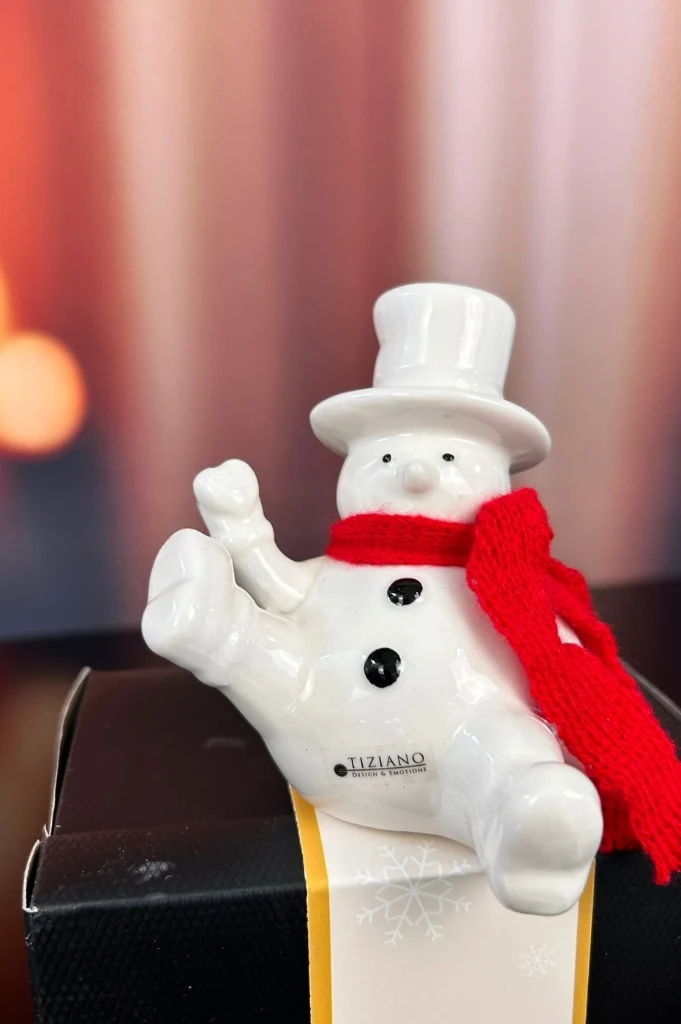 Deko Schneemann Carlo mit Herz in Geschenkbox