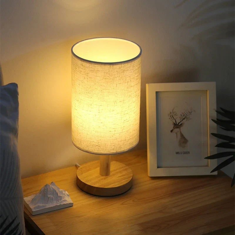 Japanisch inspirierte Tischlampe aus Stoff und Holz für Schlafzimmer und Hotel