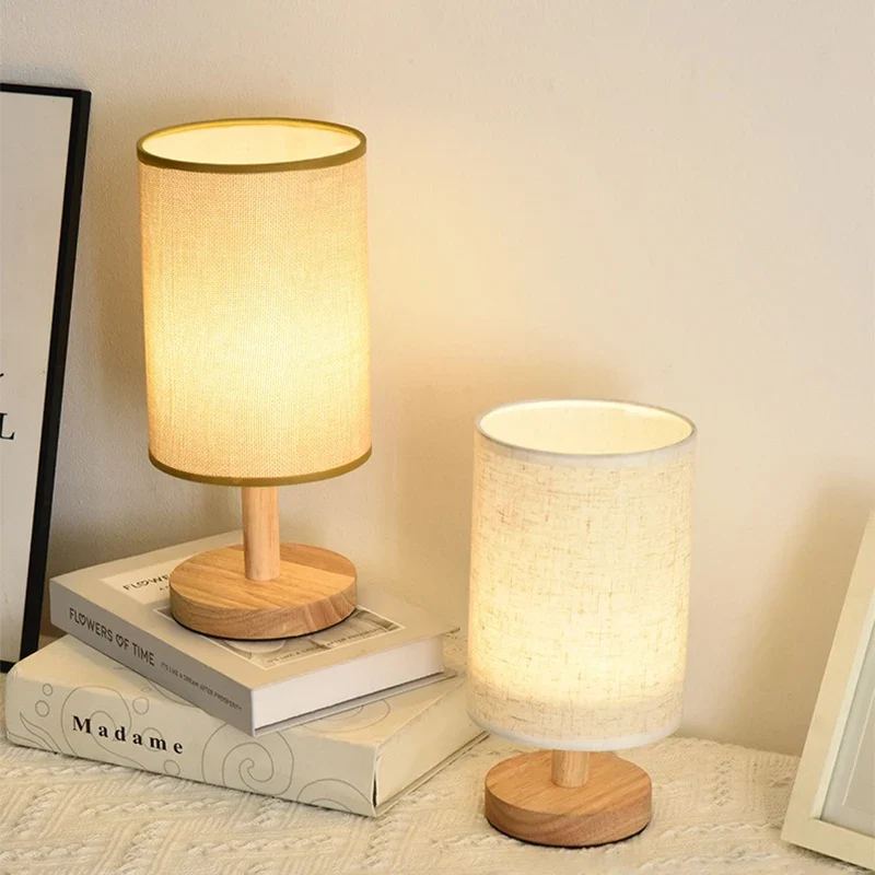 Japanisch inspirierte Tischlampe aus Stoff und Holz für Schlafzimmer und Hotel