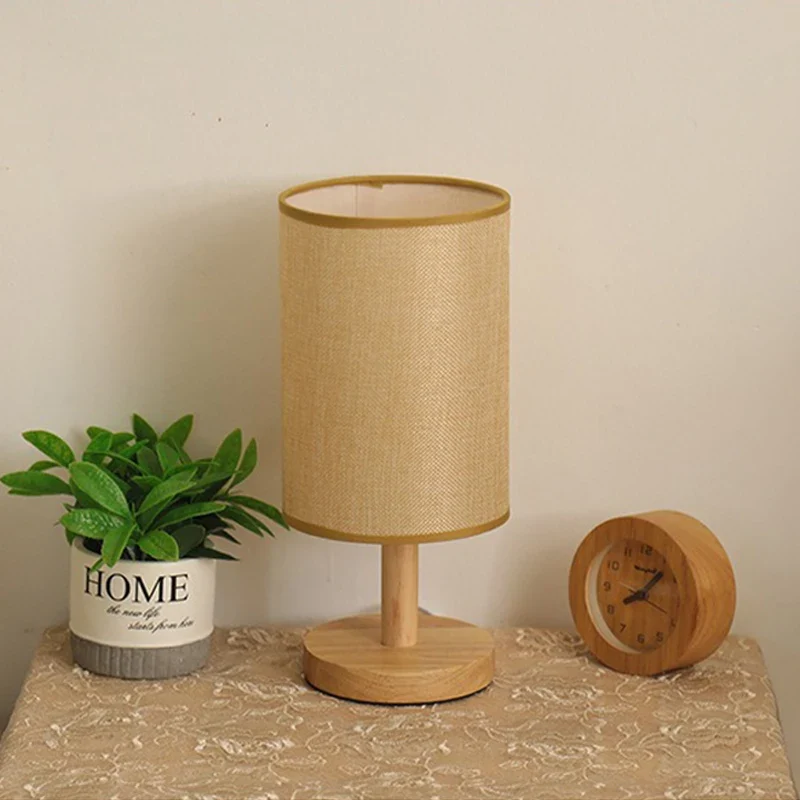 Japanisch inspirierte Tischlampe aus Stoff und Holz für Schlafzimmer und Hotel