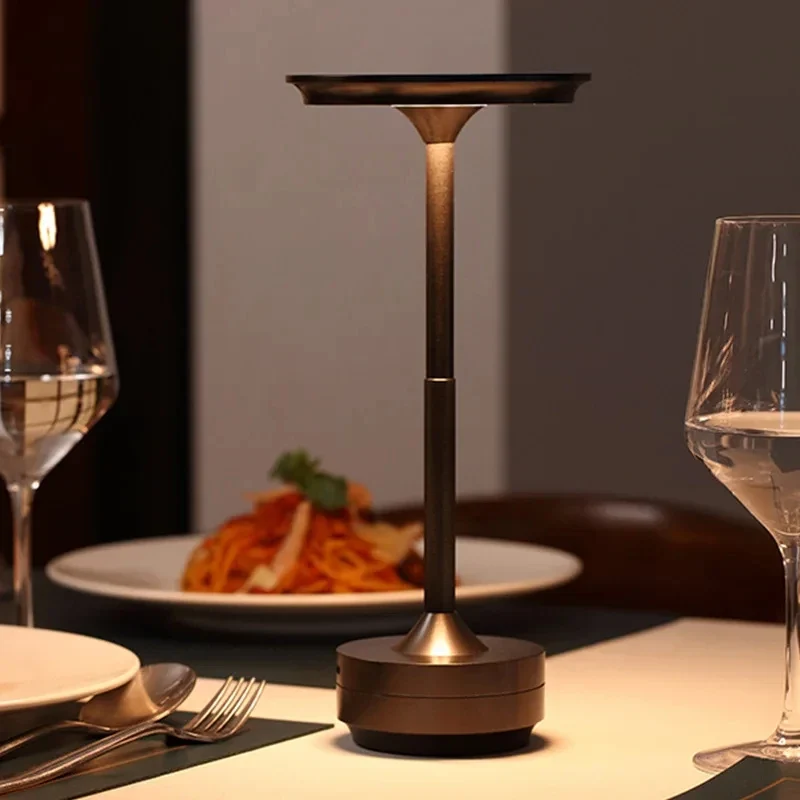 Kabellose aufladbare LED Tischlampe für Restauranttisch und moderne Innenräume
