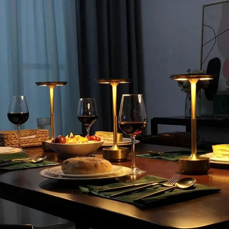 Kabellose aufladbare LED Tischlampe für Restauranttisch und moderne Innenräume