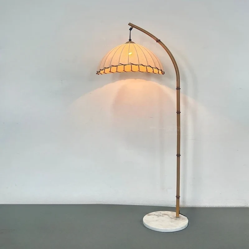 Handgefertigte Bambus Stehlampe im Boho-Stil für Wohnzimmer und Flur