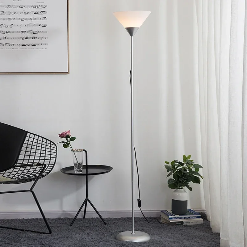 Schlanke LED Stehlampe aus Metall für Wohnzimmer, Arbeitszimmer und Büro