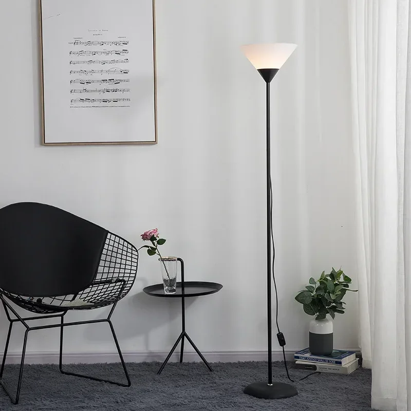 Schlanke LED Stehlampe aus Metall für Wohnzimmer, Arbeitszimmer und Büro