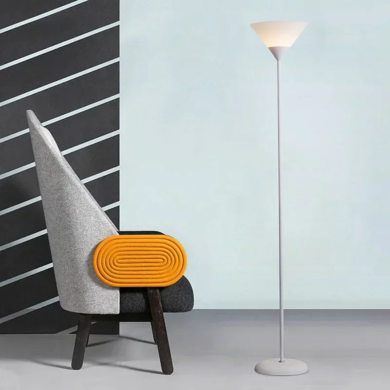 Schlanke LED Stehlampe aus Metall für Wohnzimmer, Arbeitszimmer und Büro