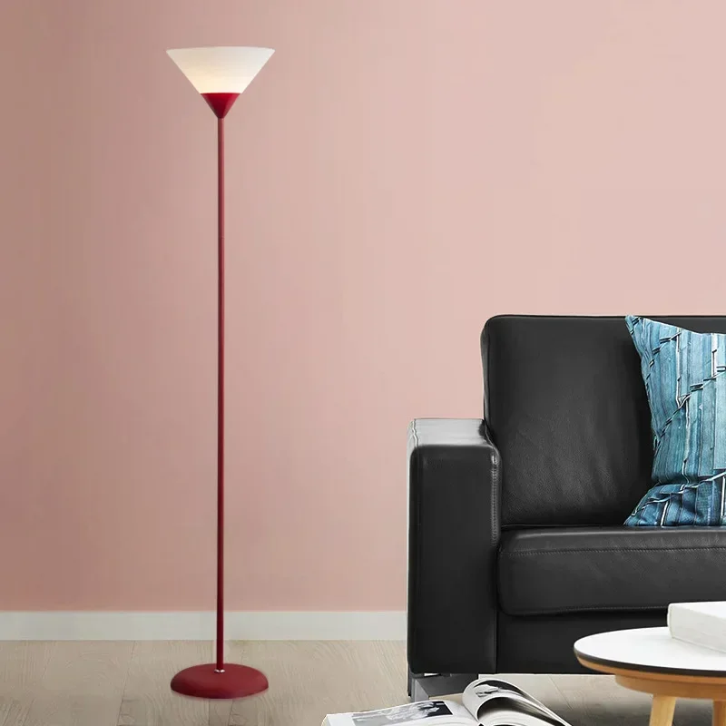 Schlanke LED Stehlampe aus Metall für Wohnzimmer, Arbeitszimmer und Büro
