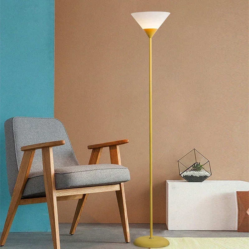 Schlanke LED Stehlampe aus Metall für Wohnzimmer, Arbeitszimmer und Büro