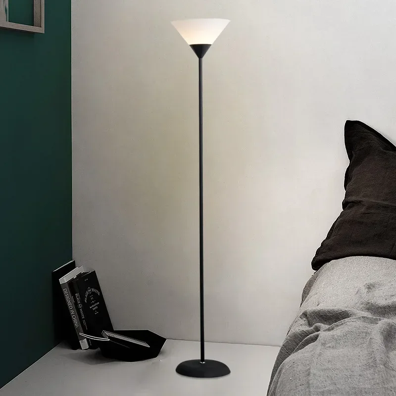 Schlanke LED Stehlampe aus Metall für Wohnzimmer, Arbeitszimmer und Büro