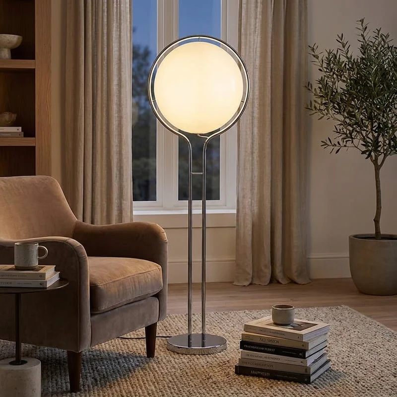 Stehlampe mit Acrylkugel und Chromständer als Designleuchte für Wohnzimmer