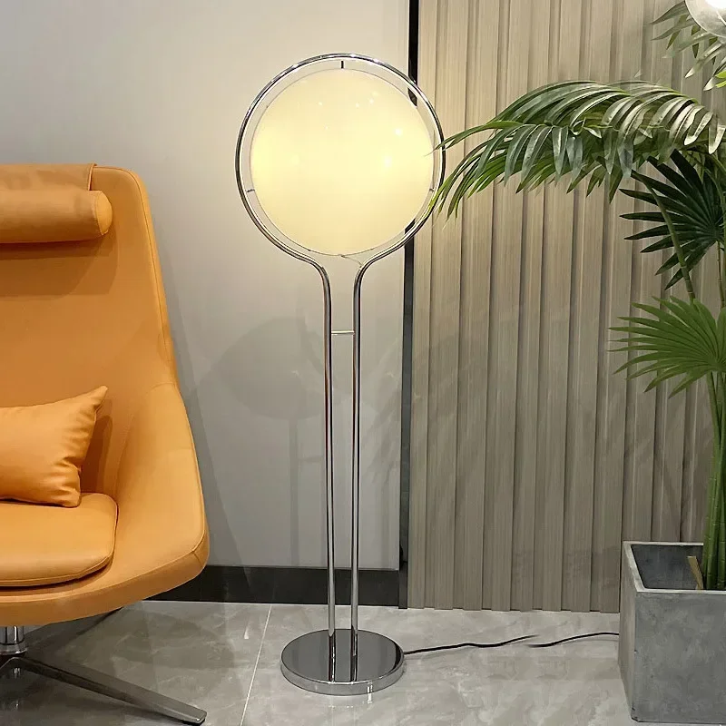 Stehlampe mit Acrylkugel und Chromständer als Designleuchte für Wohnzimmer
