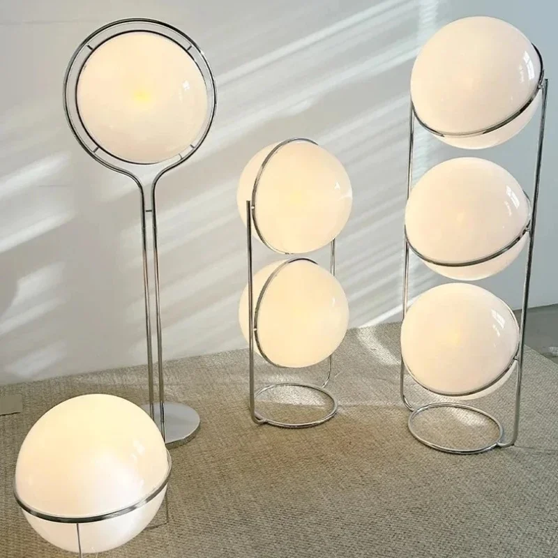 Stehlampe mit Acrylkugel und Chromständer als Designleuchte für Wohnzimmer
