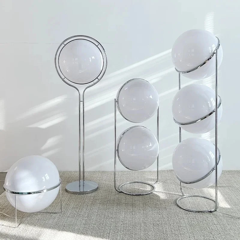 Stehlampe mit Acrylkugel und Chromständer als Designleuchte für Wohnzimmer