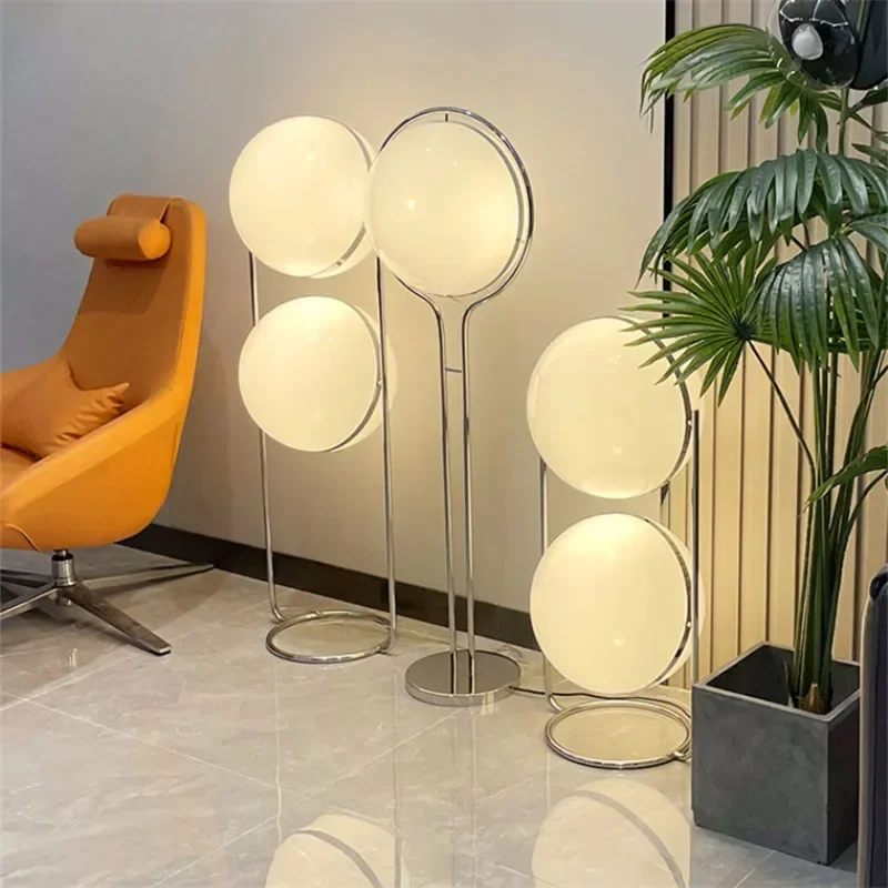 Stehlampe mit Acrylkugel und Chromständer als Designleuchte für Wohnzimmer