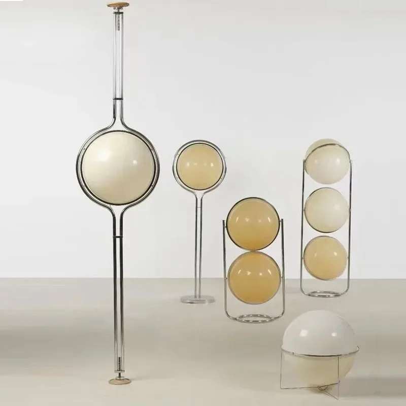 Stehlampe mit Acrylkugel und Chromständer als Designleuchte für Wohnzimmer
