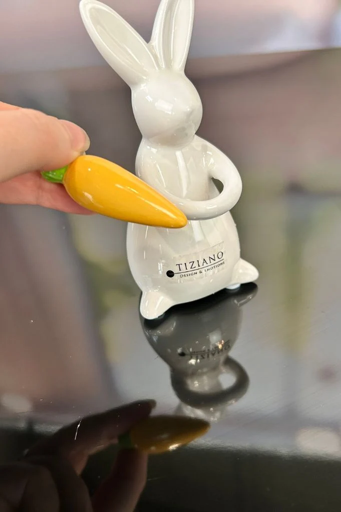 J7 Deko Hase Dino mit Möhre creme-weiß