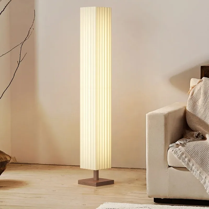 Stehlampe aus Holz und Stoffschirm für Wohnzimmer und Schlafzimmer