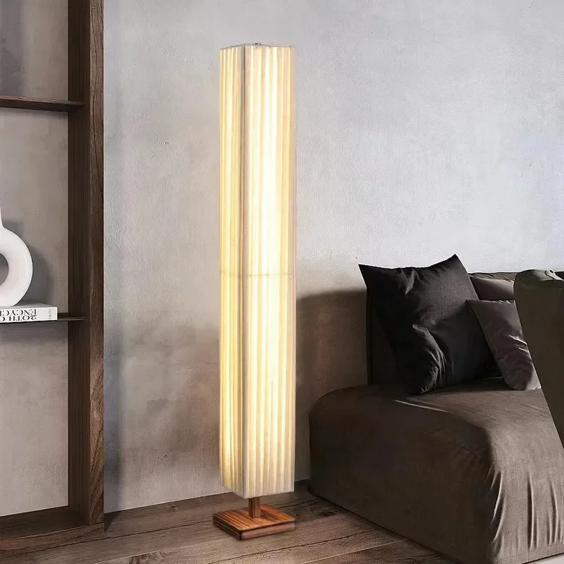 Stehlampe aus Holz und Stoffschirm für Wohnzimmer und Schlafzimmer