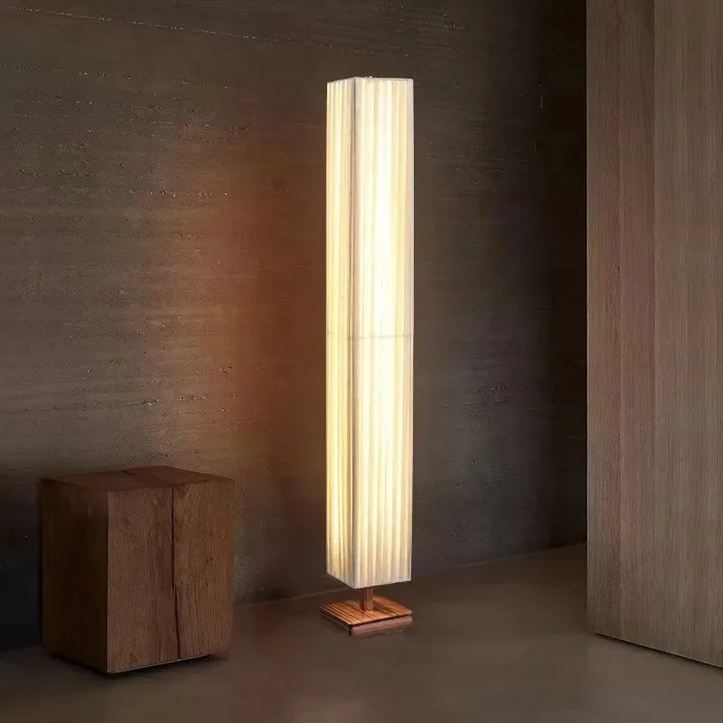 Stehlampe aus Holz und Stoffschirm für Wohnzimmer und Schlafzimmer