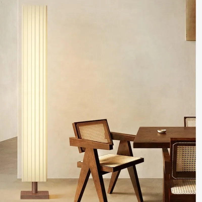 Stehlampe aus Holz und Stoffschirm für Wohnzimmer und Schlafzimmer
