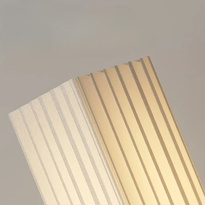 Stehlampe aus Holz und Stoffschirm für Wohnzimmer und Schlafzimmer