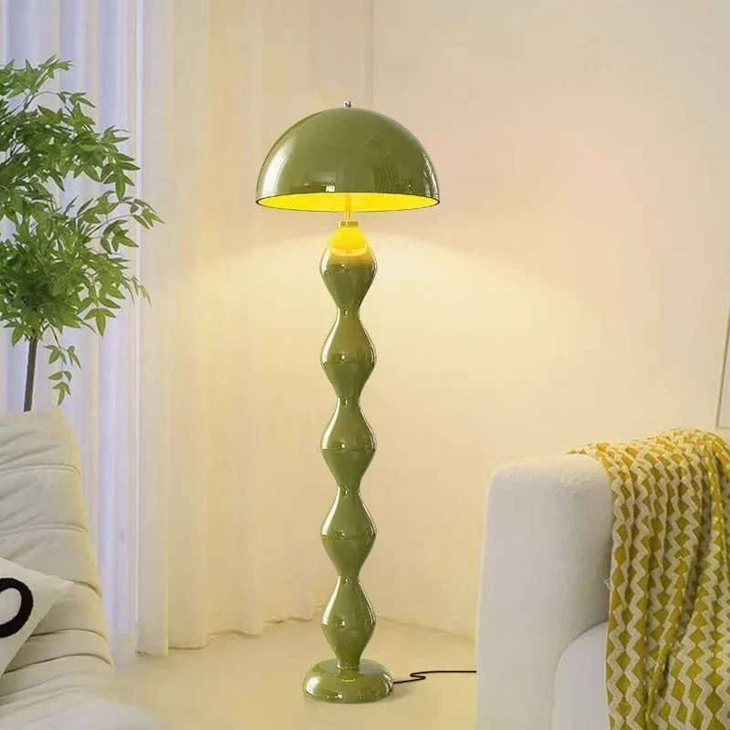 Pilzförmige Stehleuchte aus Glas und Holz für nordisches Wohnzimmer