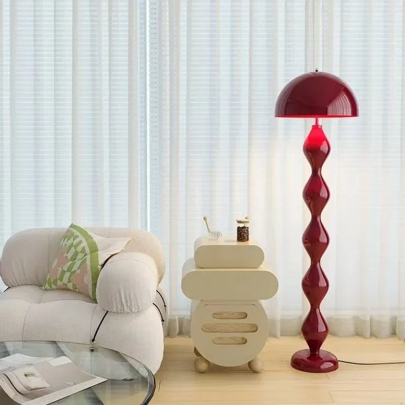 Pilzförmige Stehleuchte aus Glas und Holz für nordisches Wohnzimmer
