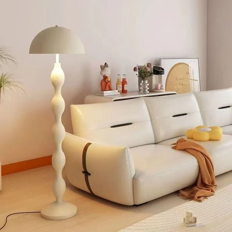 Pilzförmige Stehleuchte aus Glas und Holz für nordisches Wohnzimmer