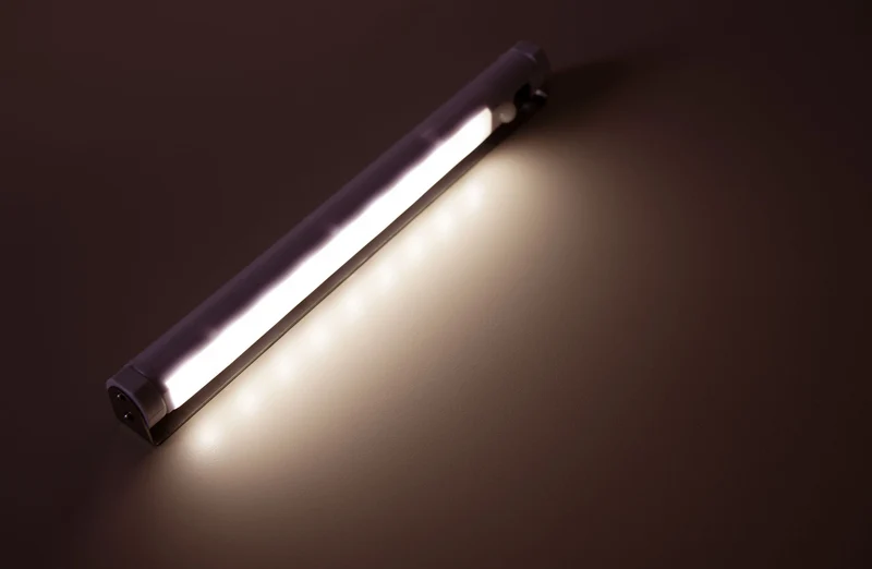 LED-Unterbauleuchte mit Bewegungsmelder, in 2 Lichtfarben, 3000 K, 6000K, 9 SMD LEDs, 100 Lumen, 30.000 Stunden Lebensdauer, Batteriebetrieben, Metallrahmen