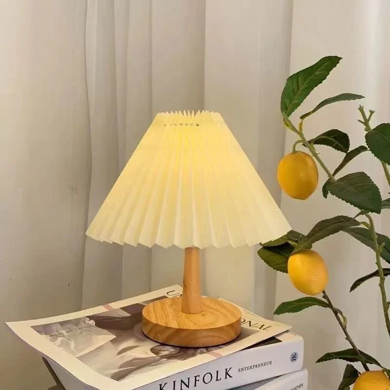 Nordische Falten-Tischlampe mit Holzsockel für Schlafzimmer und Café
