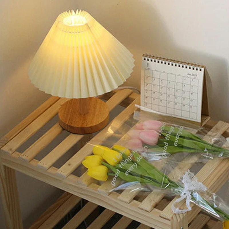 Nordische Falten-Tischlampe mit Holzsockel für Schlafzimmer und Café