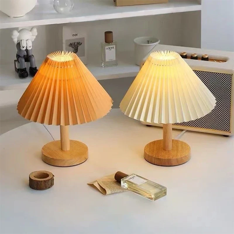 Nordische Falten-Tischlampe mit Holzsockel für Schlafzimmer und Café