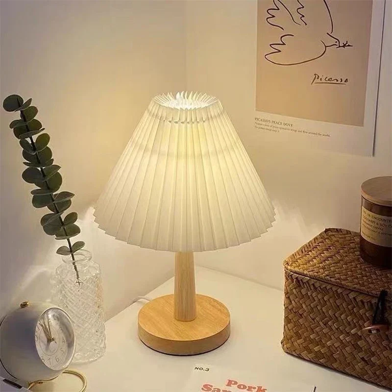 Nordische Falten-Tischlampe mit Holzsockel für Schlafzimmer und Café